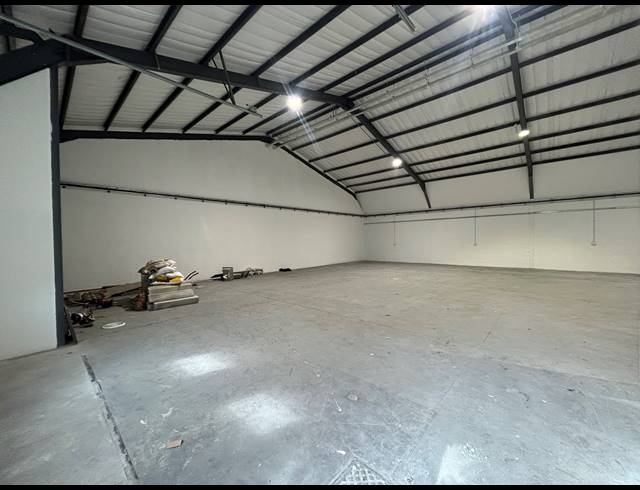 444M² WAREHOUSE TO LET IN RETREAT